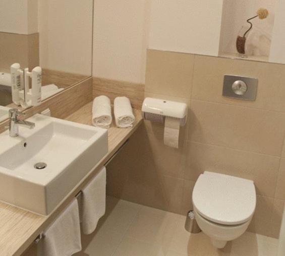 Hotel Vis A Vis Oleśnica Εξωτερικό φωτογραφία
